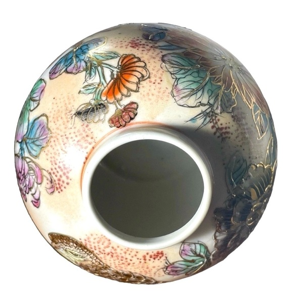 Vintage Chinese Export Hand
Painted Partridge &
Chrysanthemums Vase 5 1/4" Tall - Picture 7 of 12